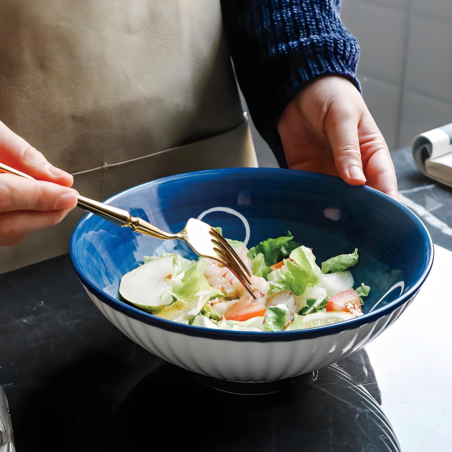 KeQiu Ceramic 8 Inch Ramen Bowls Set of 4 with Spoon, 38 Oz Soup Bowls for Udon, Soba, Noodles and Soup, Ideal for Japanese Cuisine Home Kitchen Dining, Blue and White